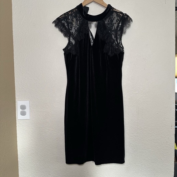 White House Black Market Dresses & Skirts - WHITE HOUSE BLACK MARKET  Women Size 10 Velvet Shift Dress Lace Black Cocktail